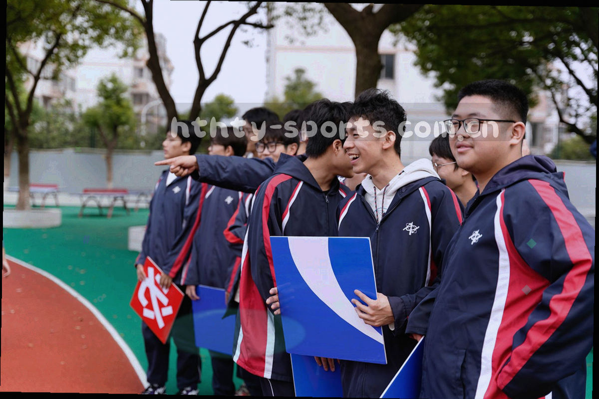 深色战术板上以细线和圆点标出的阵型示意图
